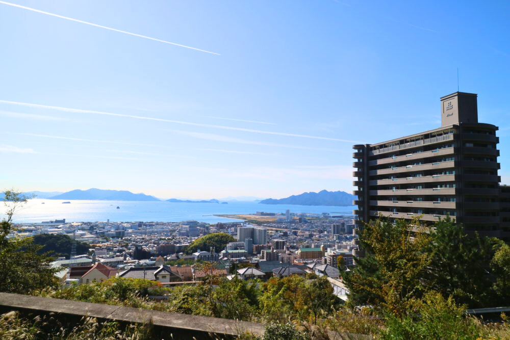 青空が広がる景色が美しい場所にマンションが建っている